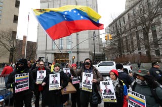 Manifestantes seguram cartazes em apoio ao presidente deposto da Venezuela, Nicolás Maduro, em frente ao Tribunal Daniel Patrick Moynihan dos Estados Unidos, enquanto Maduro aguarda sua audiência de impeachment em Nova York, em 5 de janeiro de 2026.